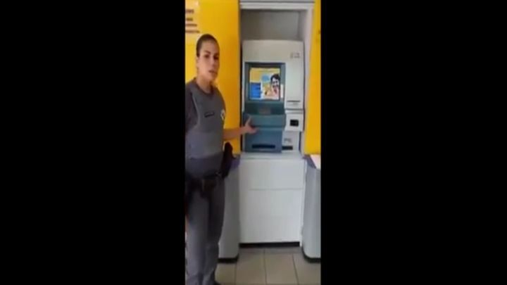 Сотрудница полиции демонстрирует ноу-хау от мошенников - фальшивый банкомат поверх настоящего