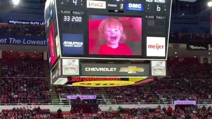 Малыш покорил всех болельщиков на хоккейном матче своей лучезарной улыбкой