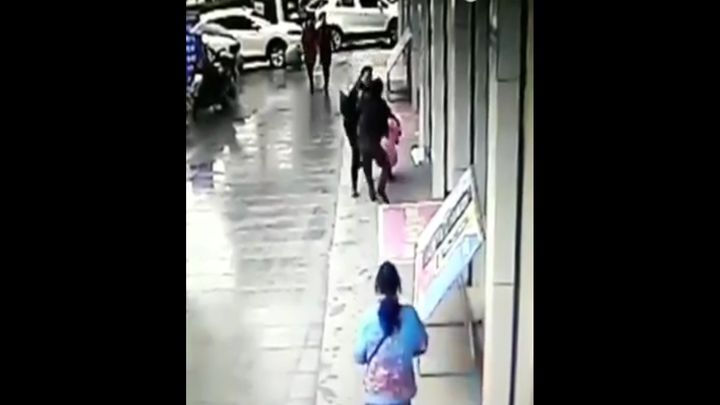 Случайный прохожий защитил хрупкую девушку от грабителя