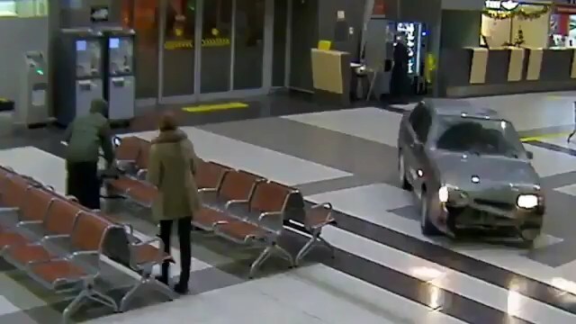 В Казани бывший сотрудник МВД протаранил терминал аэропорта
