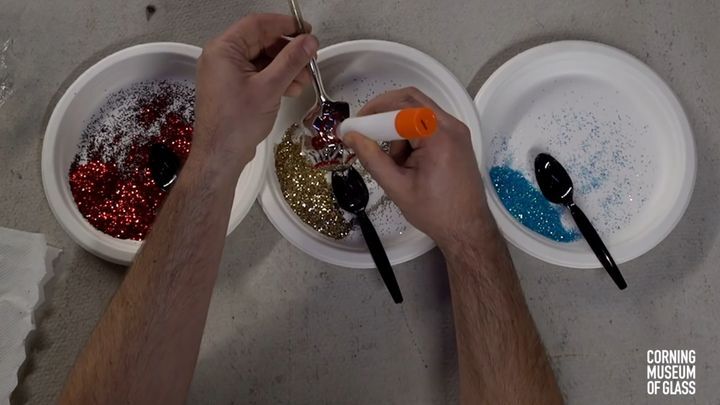 Хрупкая красота: как делают стеклянные елочные игрушки ручной работы 
