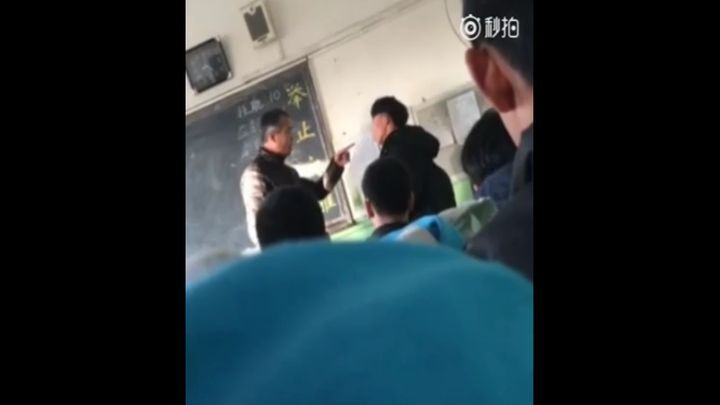  Китайский учитель надавал пощечин ученику за опоздание на урок