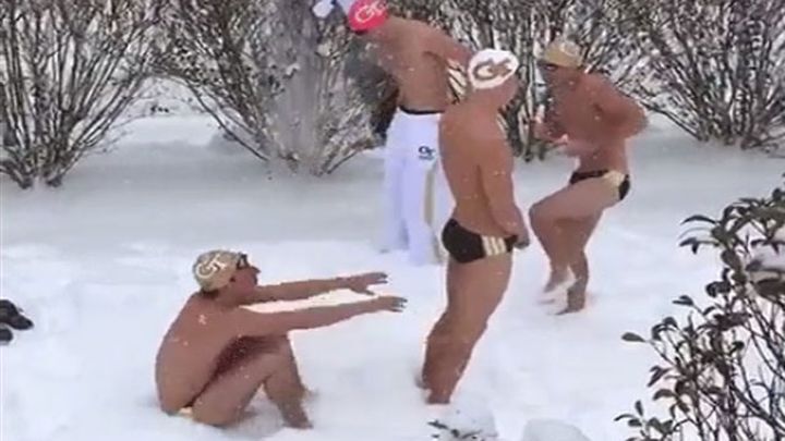 Спортсмены устроили заплыв в снегу после отмены соревнований