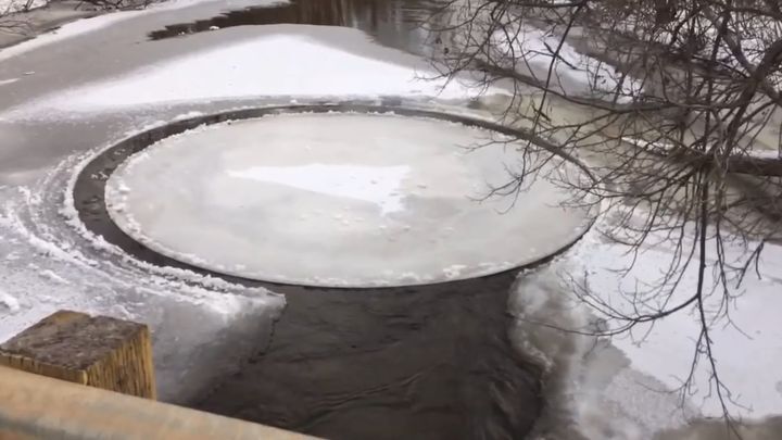 Фотограф заснял вращающийся ледяной диск на реке