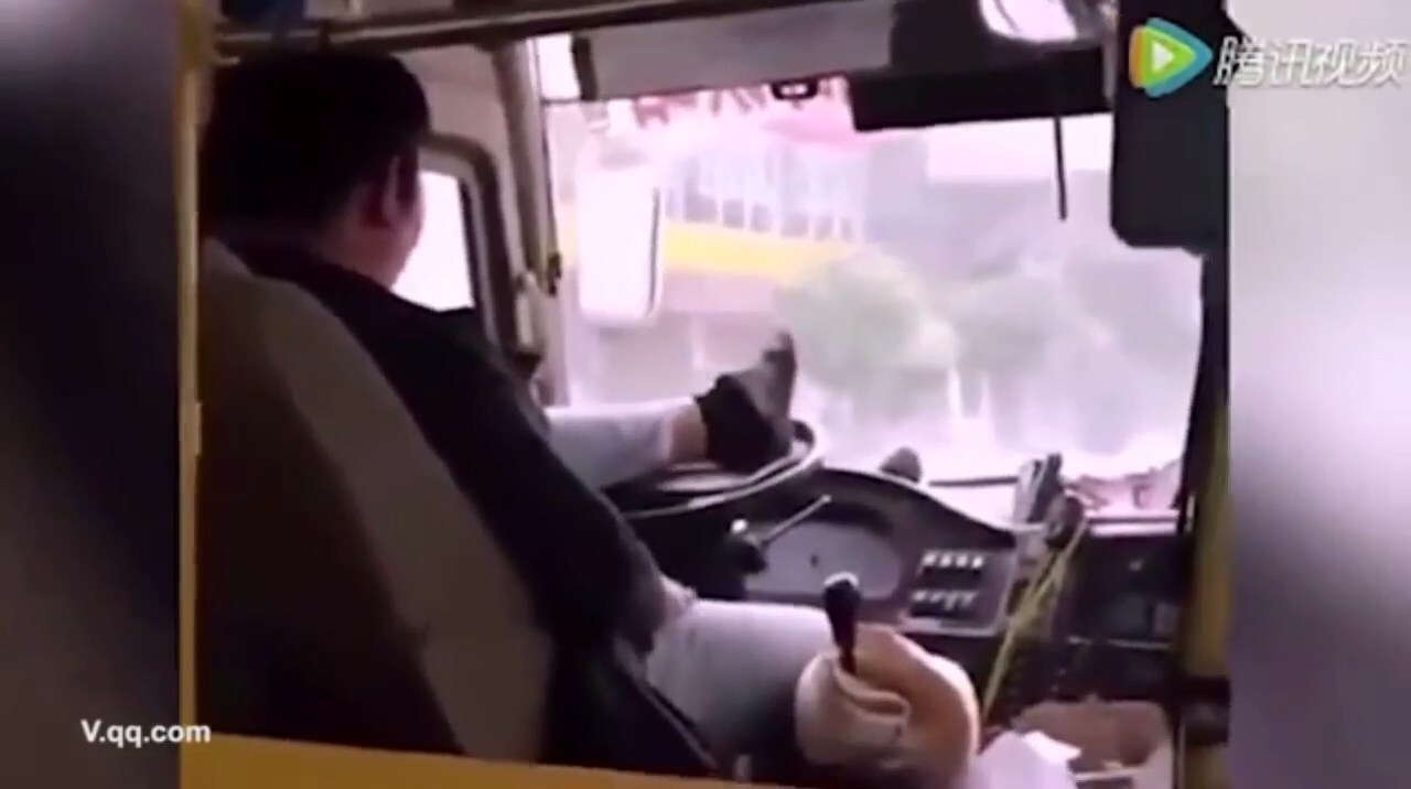 Китайский водитель автобуса рулил ногой и одновременно сидел в смартфоне