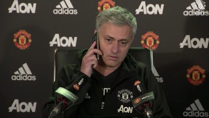 Футбольный тренер во время пресс-конференции ответил на зазвонивший телефон журналиста