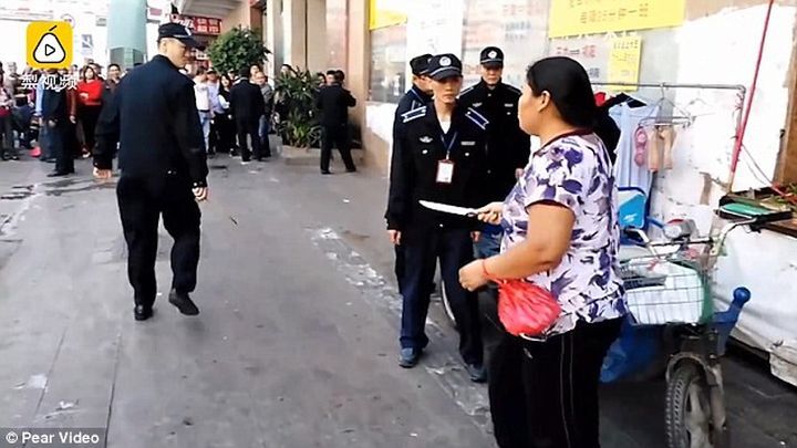Обезумевшая китайская уличная торговка с ножом напала на сотрудников городского патруля