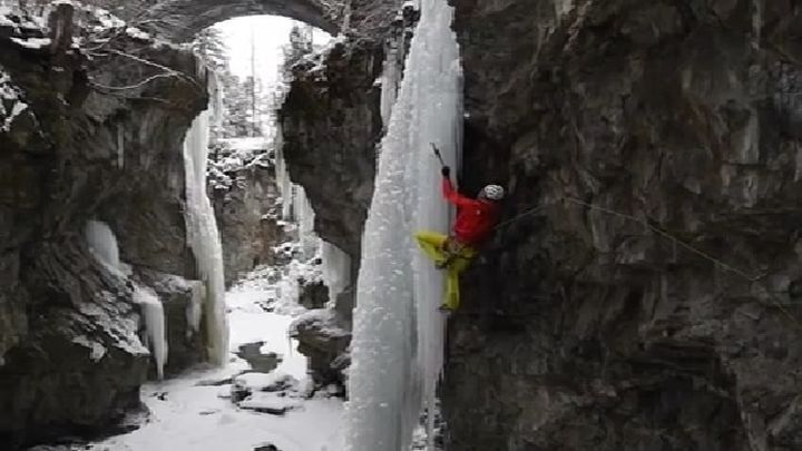 Альпинист чудом уцелел, сорвавшись с замерзшего водопада