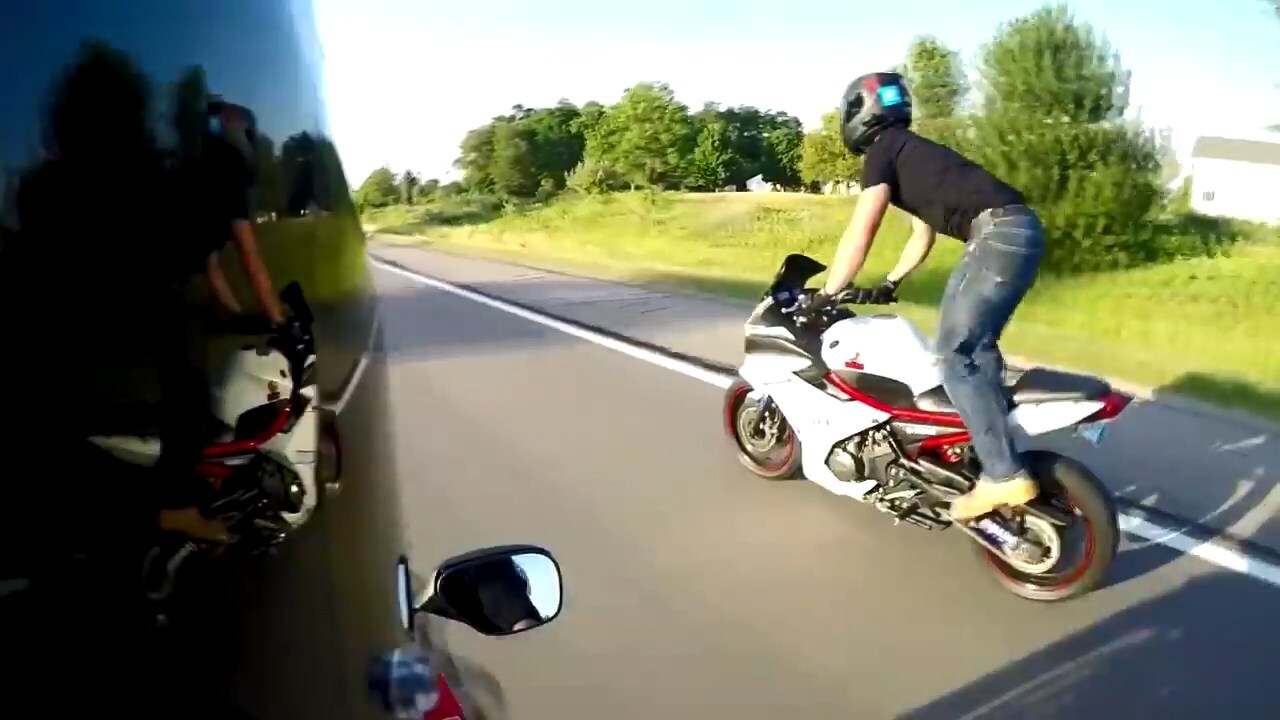 Упал с мотоцикла, пытаясь проехаться на заднем колесе