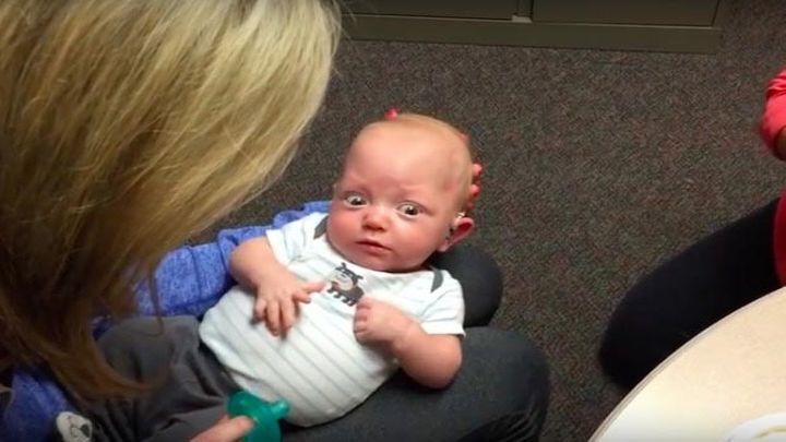 Глухой малыш впервые услышал голос мамы и его реакция бесценна!