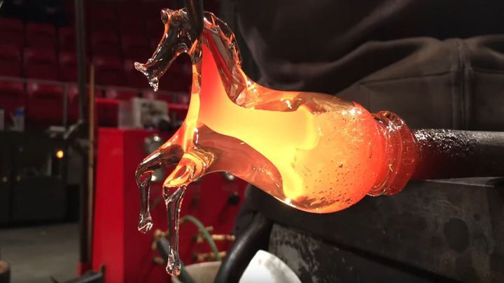 Создание стеклянной лошадки за полторы минуты 