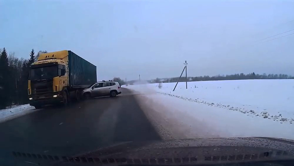 Авария дня. Надо было сразу в поле