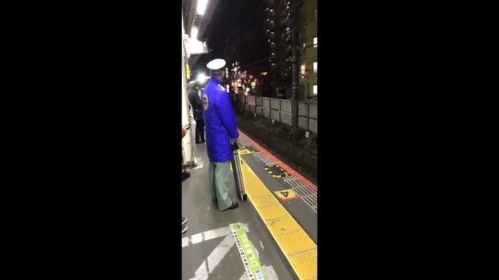 Все для людей! Сотрудник японского метро помогает инвалиду