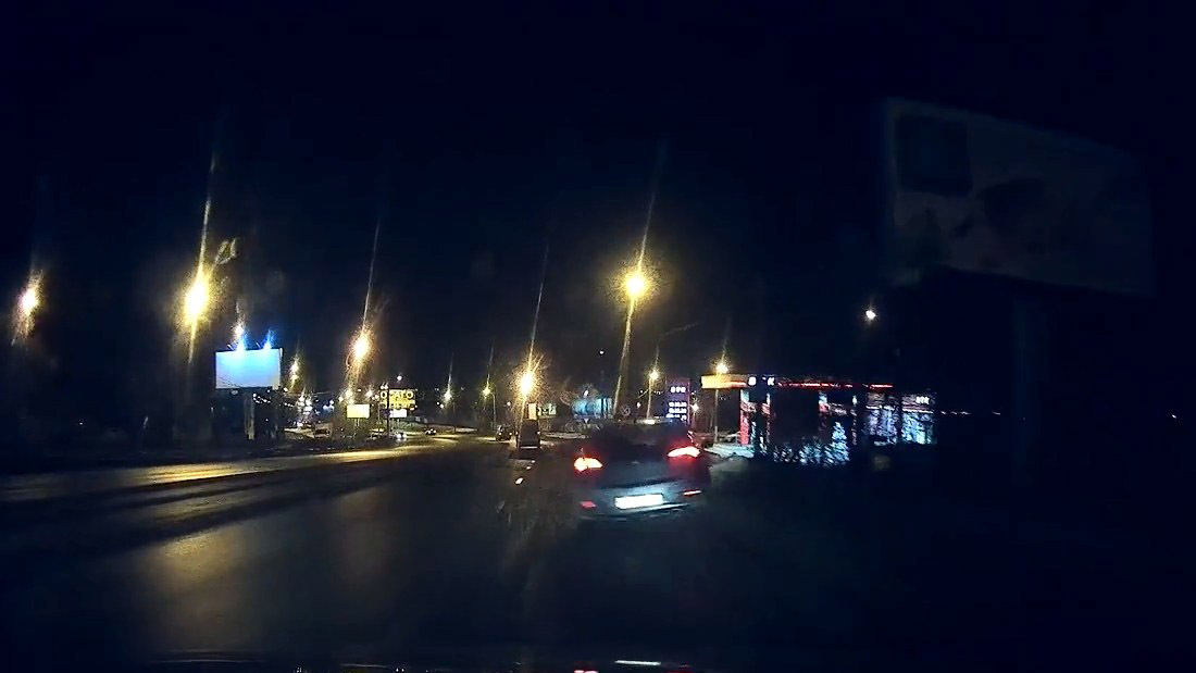 В Воронеже иномарка протаранила автозаправк