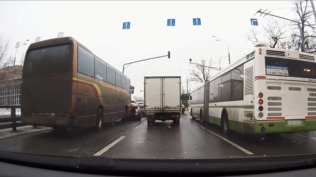 Авария дня. Автобус протаранил шесть машин в Москве