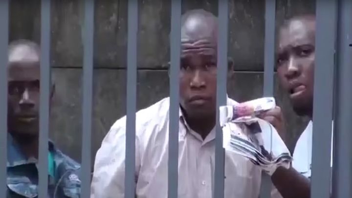 Житель ЮАР снял на видео, как воры пытаются проникнуть к нему в дом
