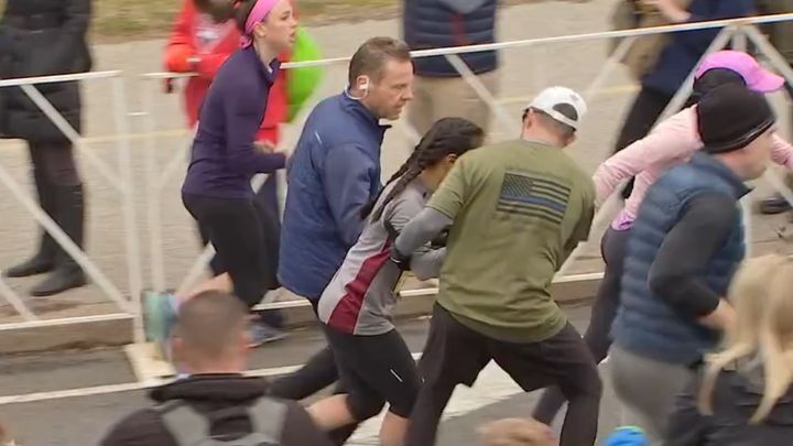 Участники марафона помогли обессилевшей девушке пересечь финишную черту