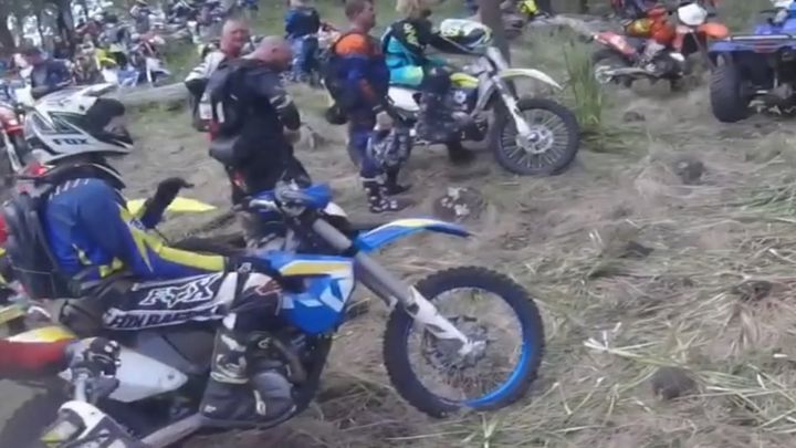 Мотоциклиста сбил слетевший со склона 20-килограммовый камень