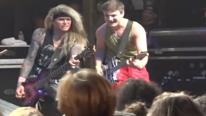 Талантливый фанат рок-группы Steel Panther очень круто сыграл вместо гитариста