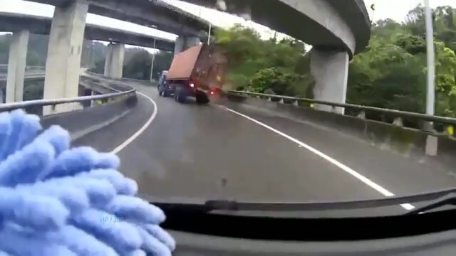 Авария дня. В Китае грузовик упал с эстакады