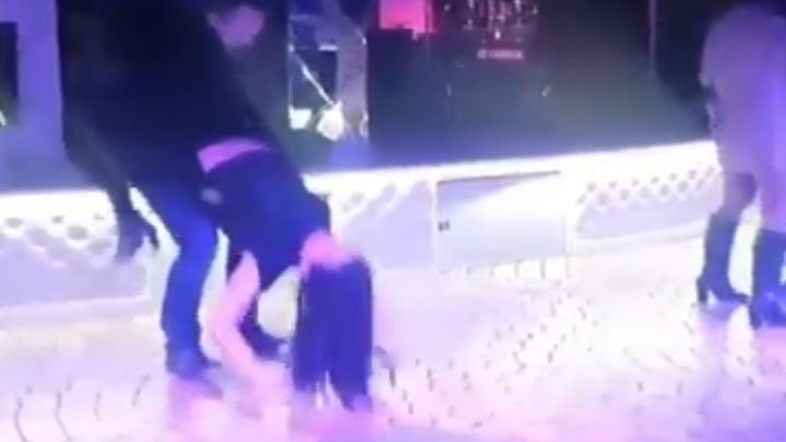 Пьяная девушка пытается соблазнить своим танцем  парня в клубе 