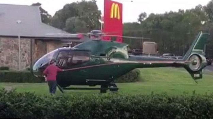 В Австралии мужчина прилетел в Макдональдс на вертолете