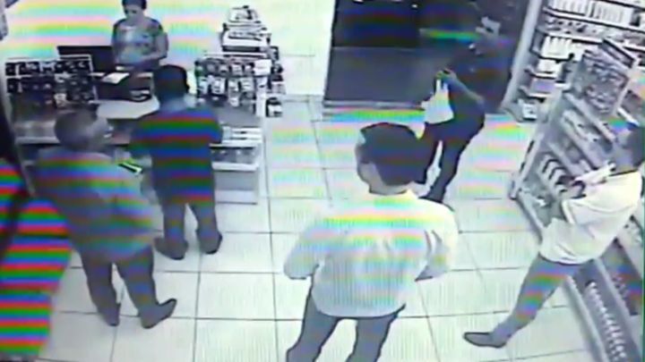 Налетчик-неудачник решил ограбить магазин, в котором оказалось четверо вооруженных полицейских в штатском