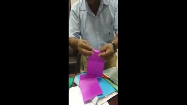 Как легко сделать красивый цветок из цветной бумаги 