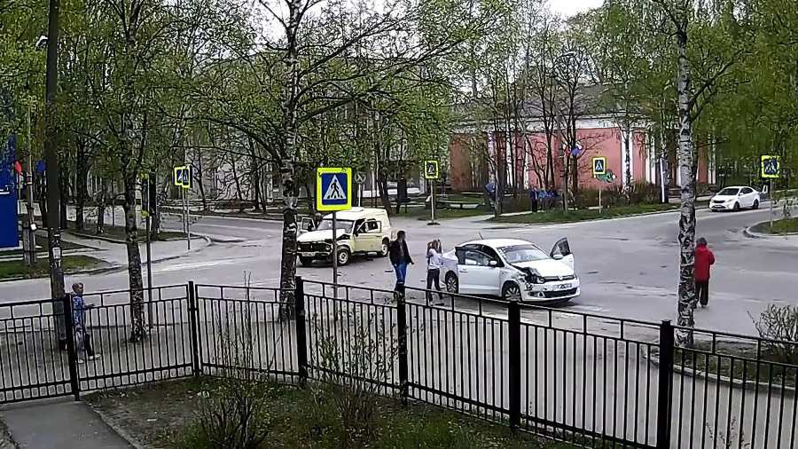 Авария дня. Два автомобиля столкнулись на пустом перекрестке в Медвежьегорске