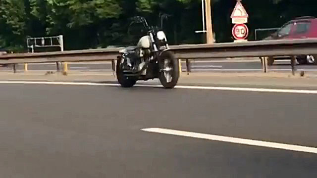 Во Франции мотоцикл проехал несколько километров без водителя