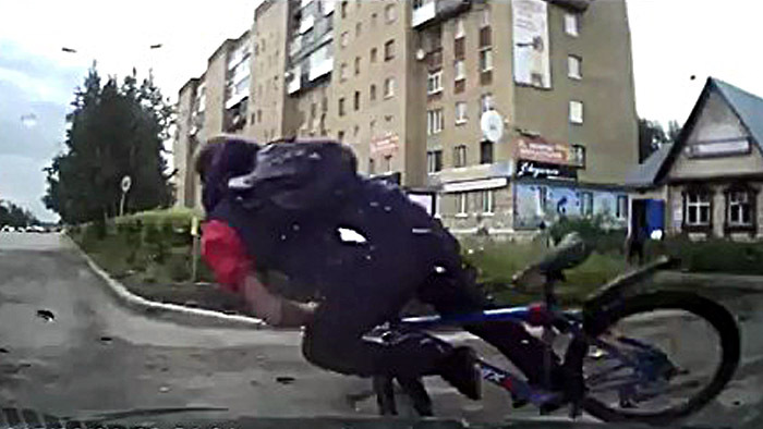 Столкновение женщины с велосипедистом на повороте