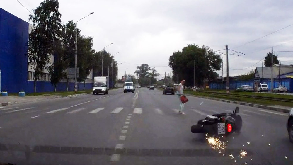 Мотоцикл снес девушку на пешеходном переходе
