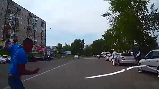 Пешеход вбегает в автомобиль