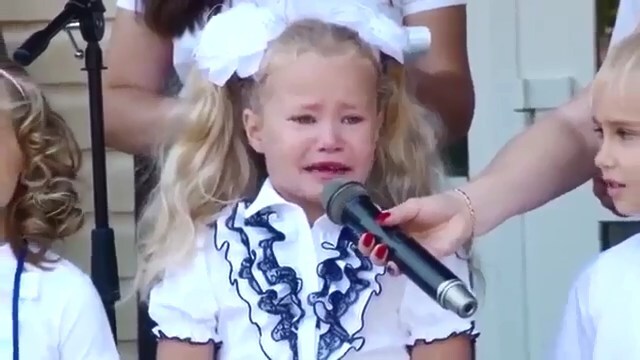 В Новосибирске маленькая девочка расплакалась, читая стих