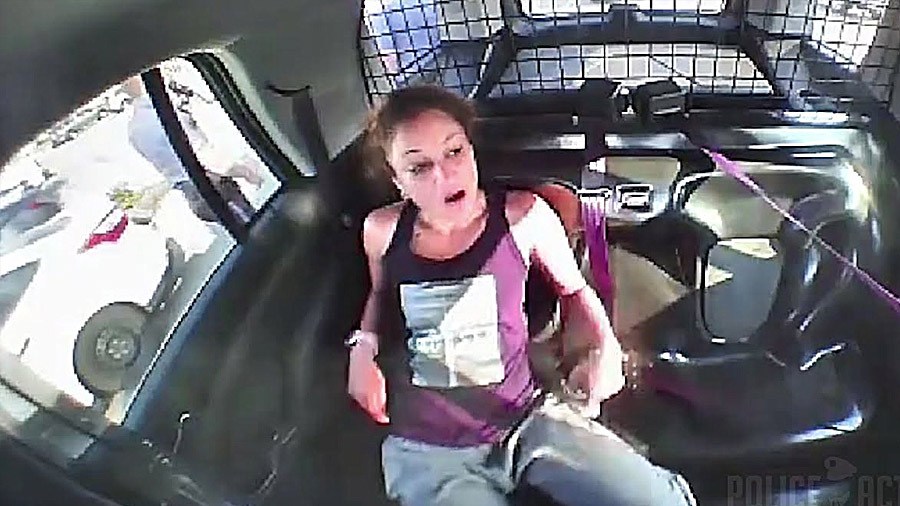 Арестованная американка угнала полицейскую машину