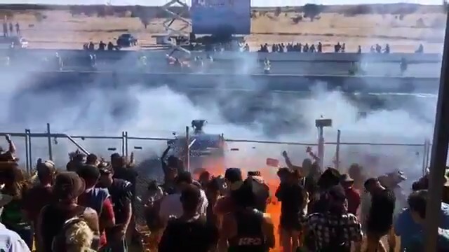 В Австралии гонщик облил зрителей горящим топливом