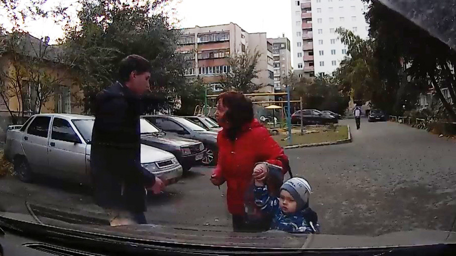 В Копейске женщина с ребенком заблокировала выезд с парковки