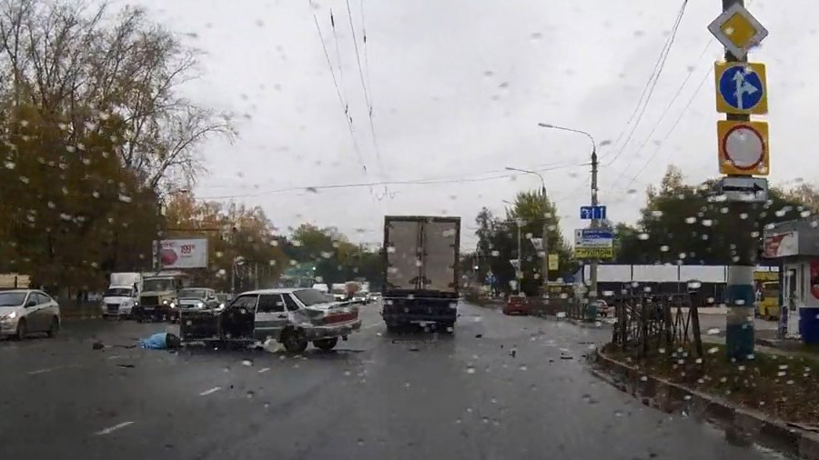 Авария дня. В Ульяновске водитель ВАЗа оказался под колесами фуры