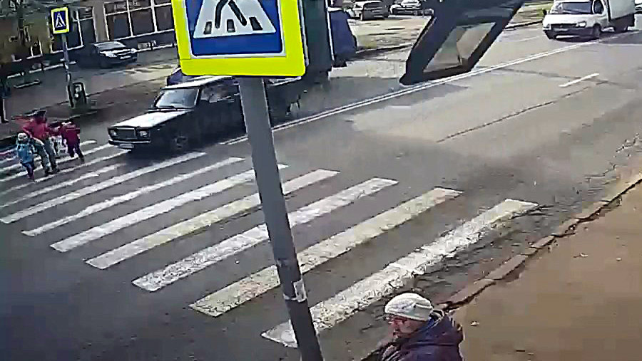 В Ижевске женщина сбила маленькую девочку на переходе