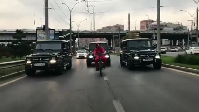 Велосипедист с Гелендвагенами перекрыл улицу в Краснодаре