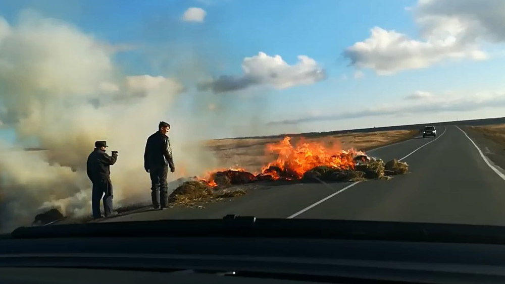 На трассе загорелся прицеп с сеном