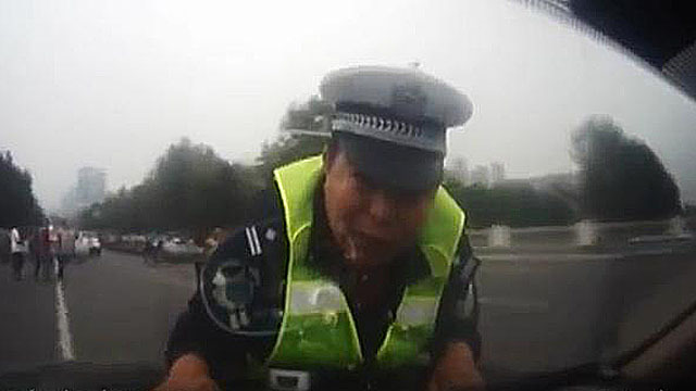 С ветерком! Китайский полицейский прокатился на капоте автомобиля