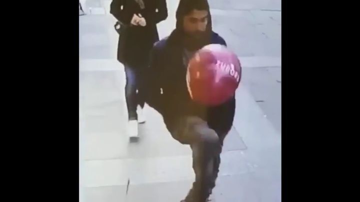 Турецкий парень решил красиво пнуть воздушный шарик через себя, но в итоге насмешил всех