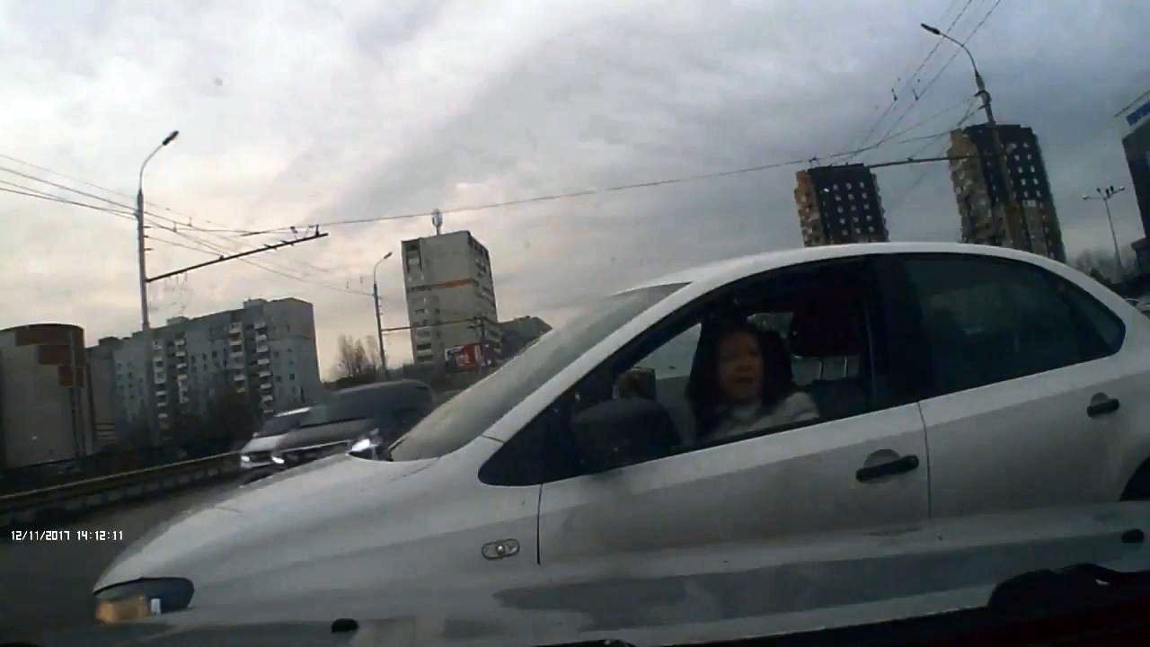 В Казани водитель не пустил Поло с женщиной за рулем в свой ряд