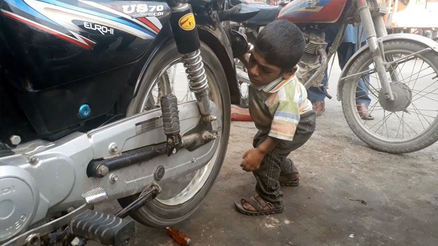 Маленький, но трудолюбивый механик из Пакистана