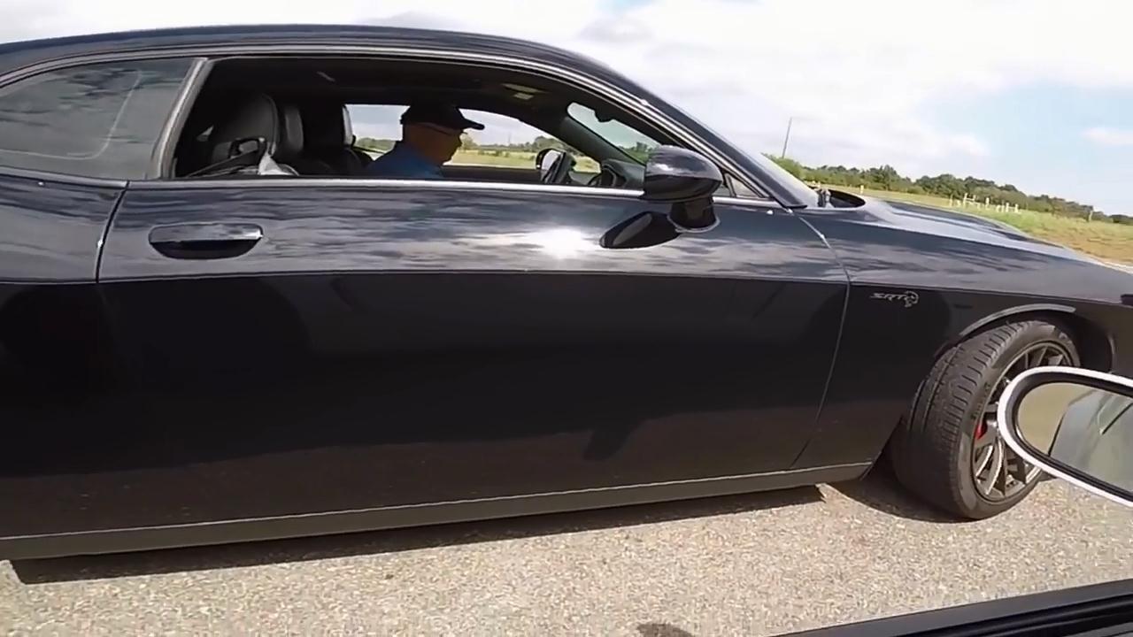 Учись студент! Пожилой мужчина на Dodge Challenger