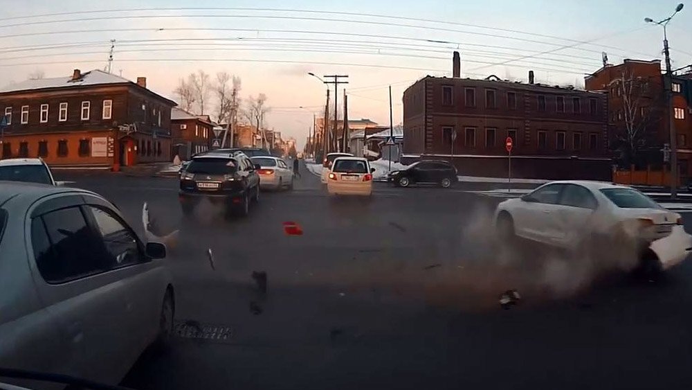 Авария дня. Столкновение на перекрестке в Барнауле