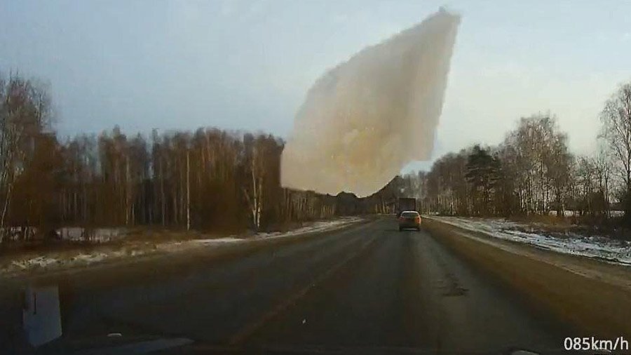 Нежданчик! Кусок льда прямо в лобовое стекло