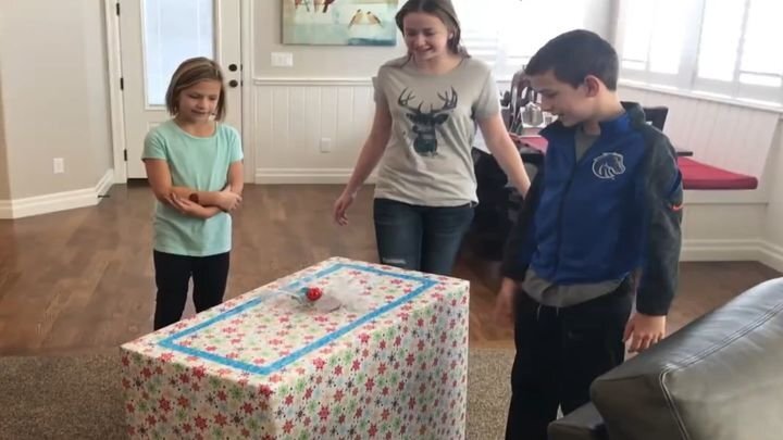 Трогательная реакция детей, получивших в подарок щенка