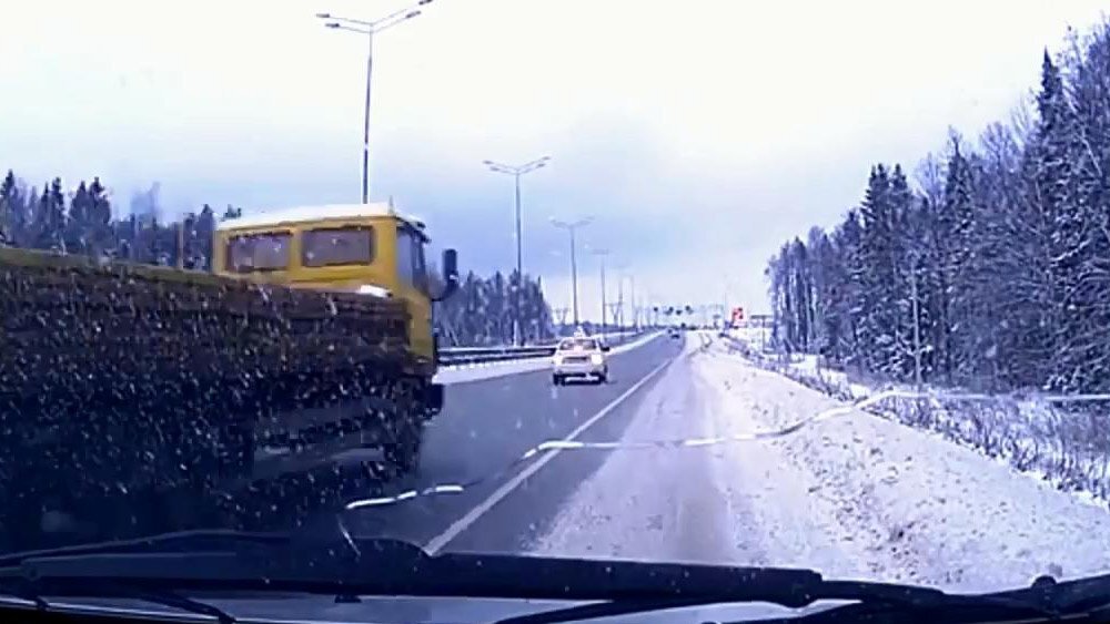 В Перми грузовик протаранил такси, которое ехало задним
